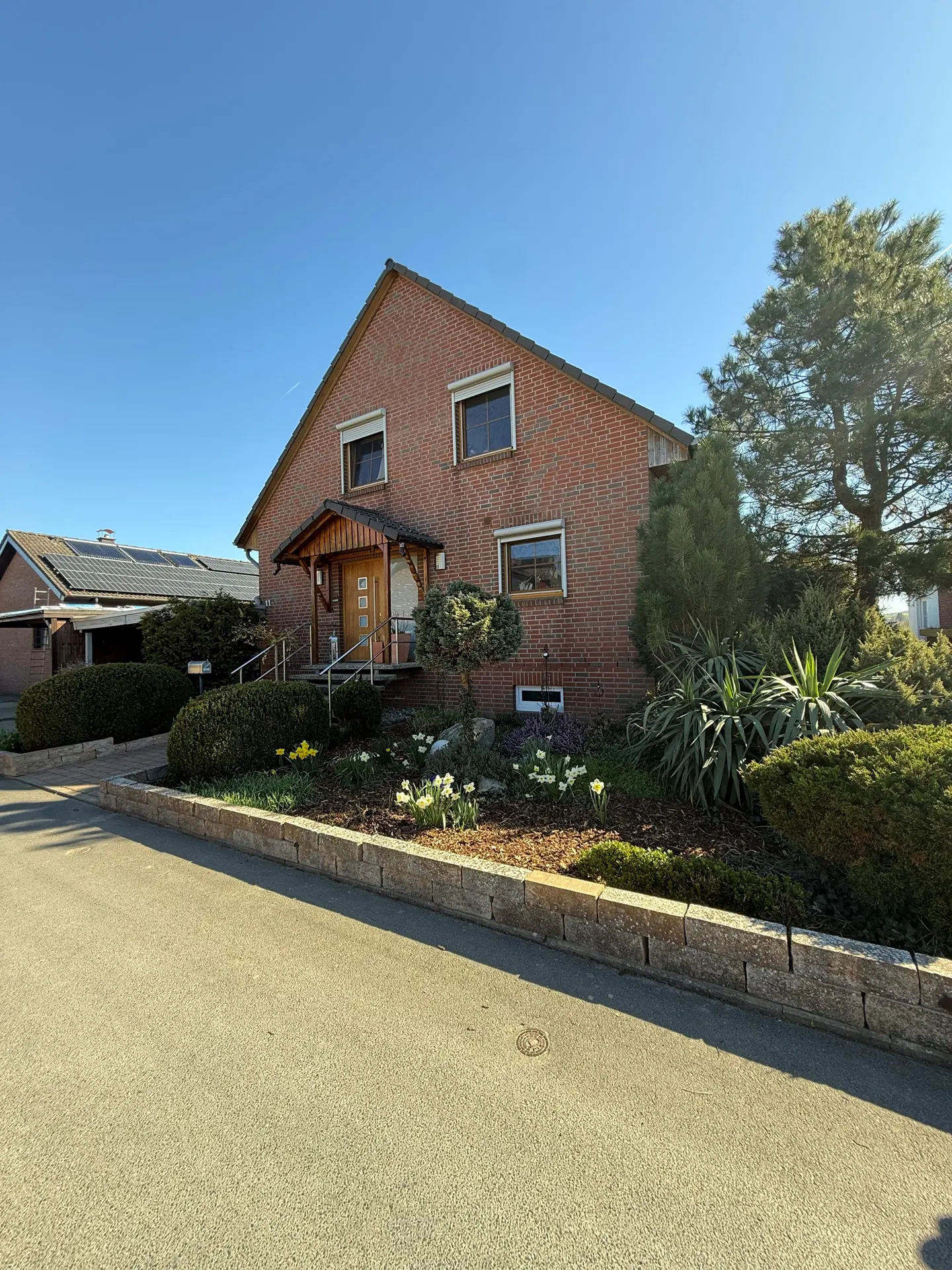 Angebote - image pfeil-runter on https://mktf-immobilien.de
