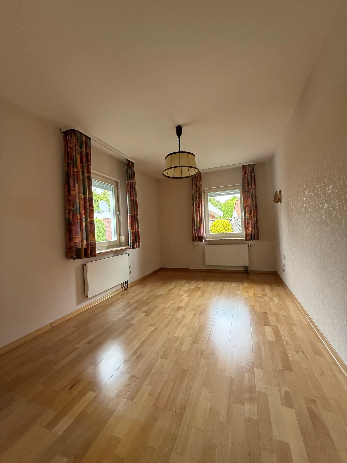 Angebote - image pfeil-runter on https://mktf-immobilien.de