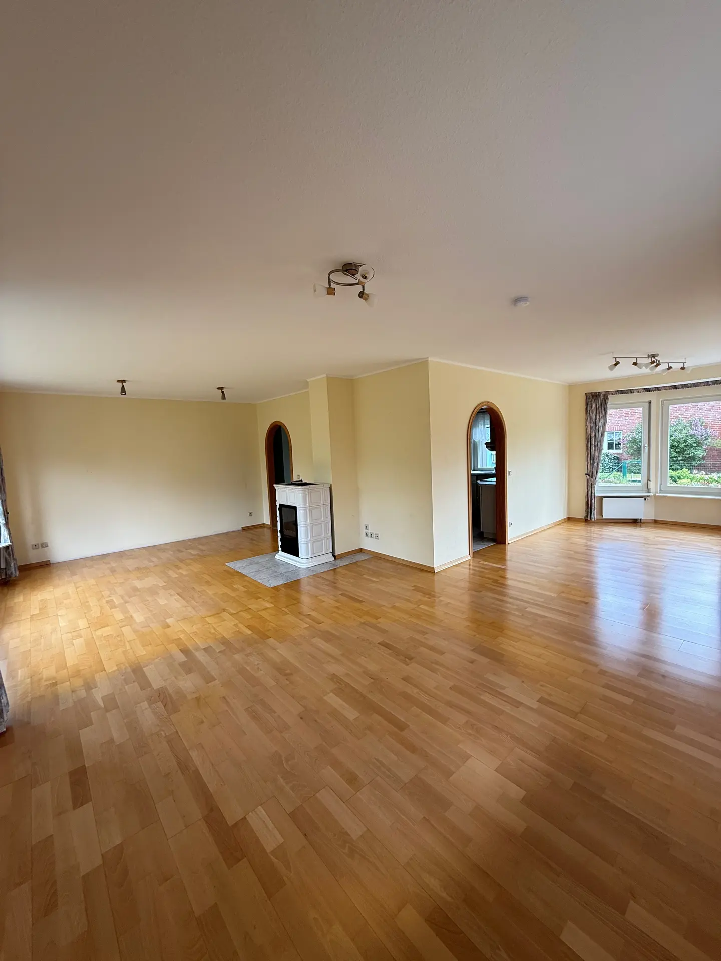 Angebote - image pfeil-runter on https://mktf-immobilien.de