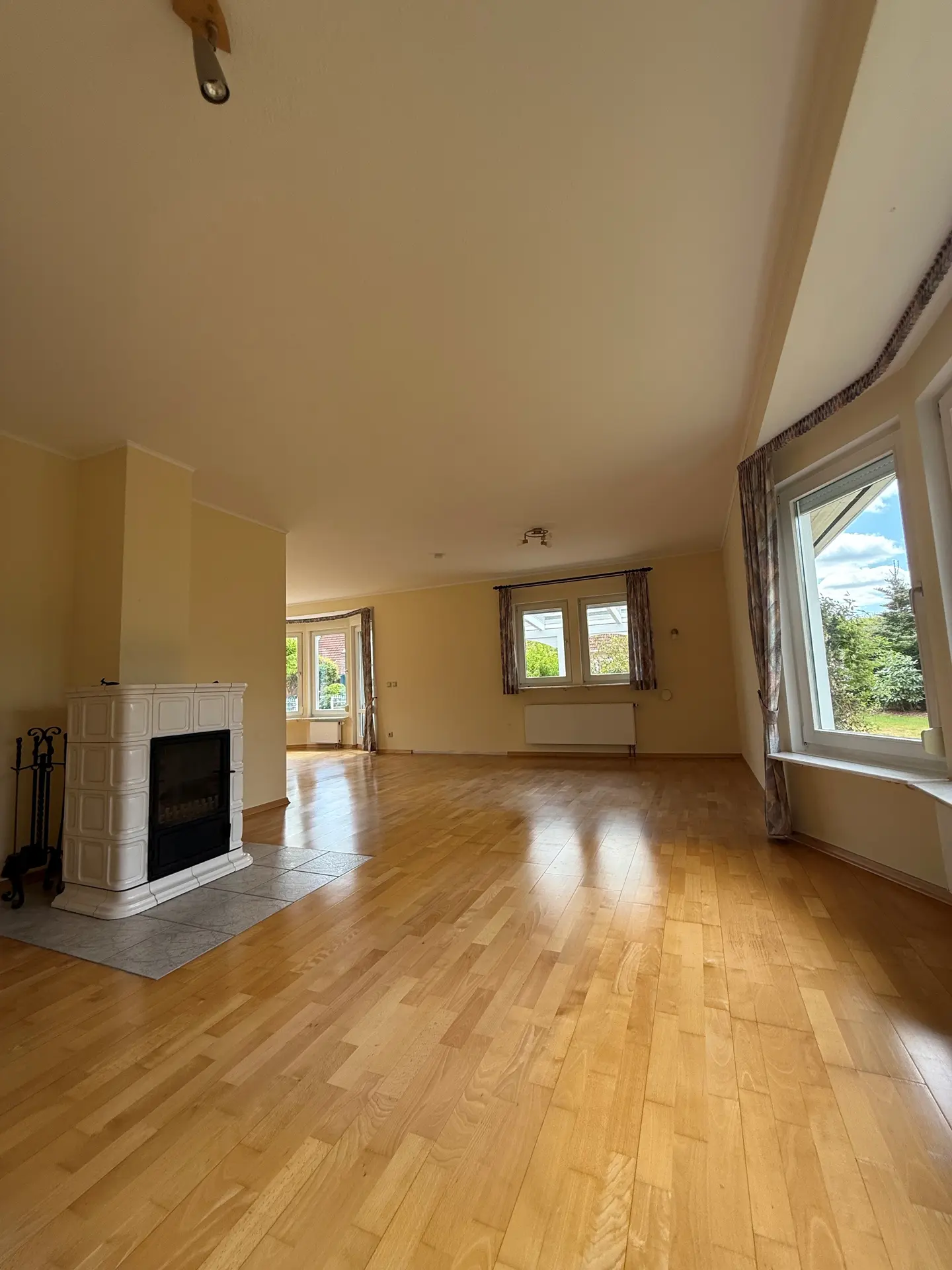 Angebote - image pfeil-runter on https://mktf-immobilien.de