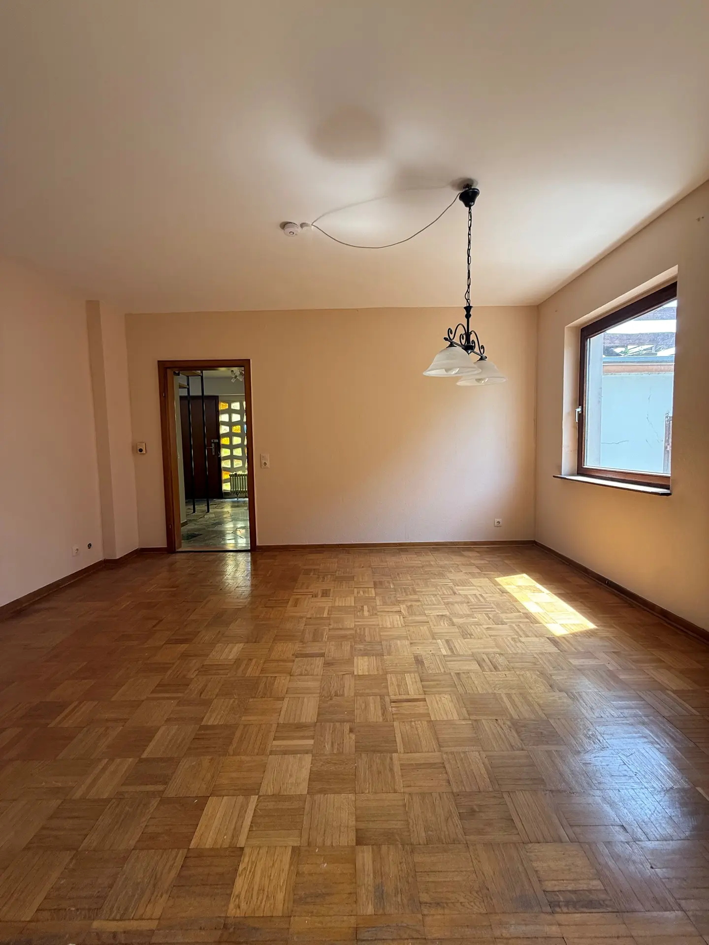 Angebote - image pfeil-runter on https://mktf-immobilien.de