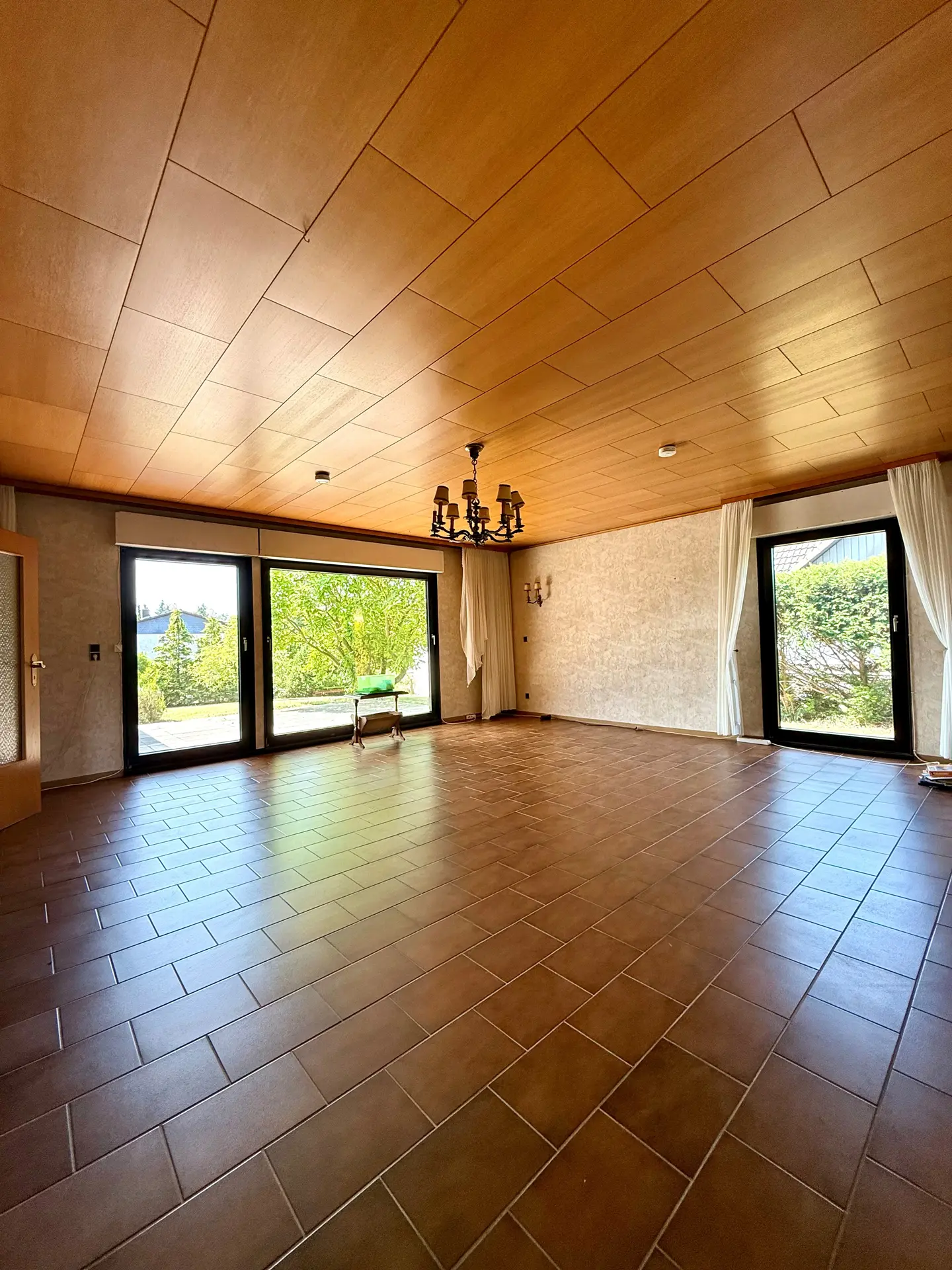 Angebote - image pfeil-runter on https://mktf-immobilien.de